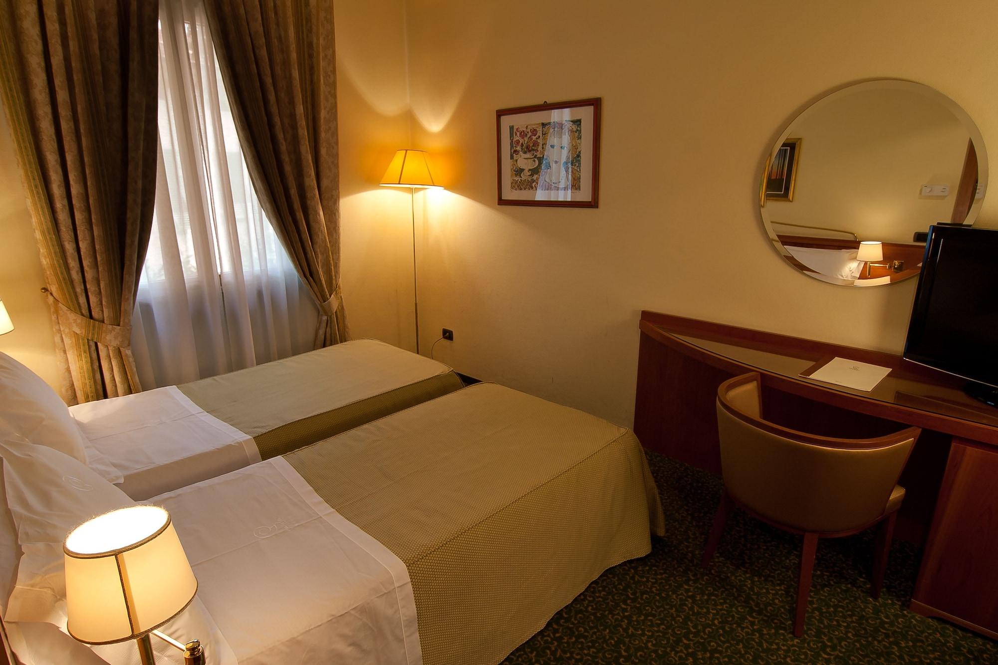 Albergo Celide ลุคคา ภายนอก รูปภาพ