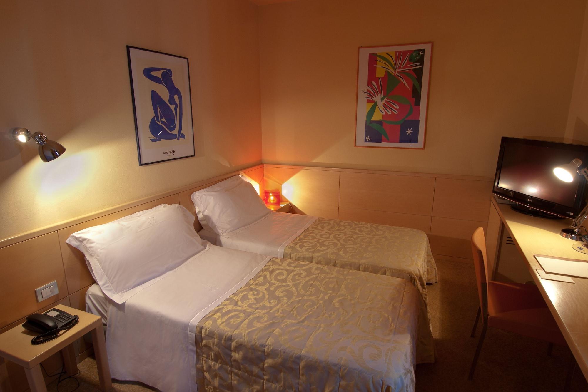 Albergo Celide ลุคคา ภายนอก รูปภาพ