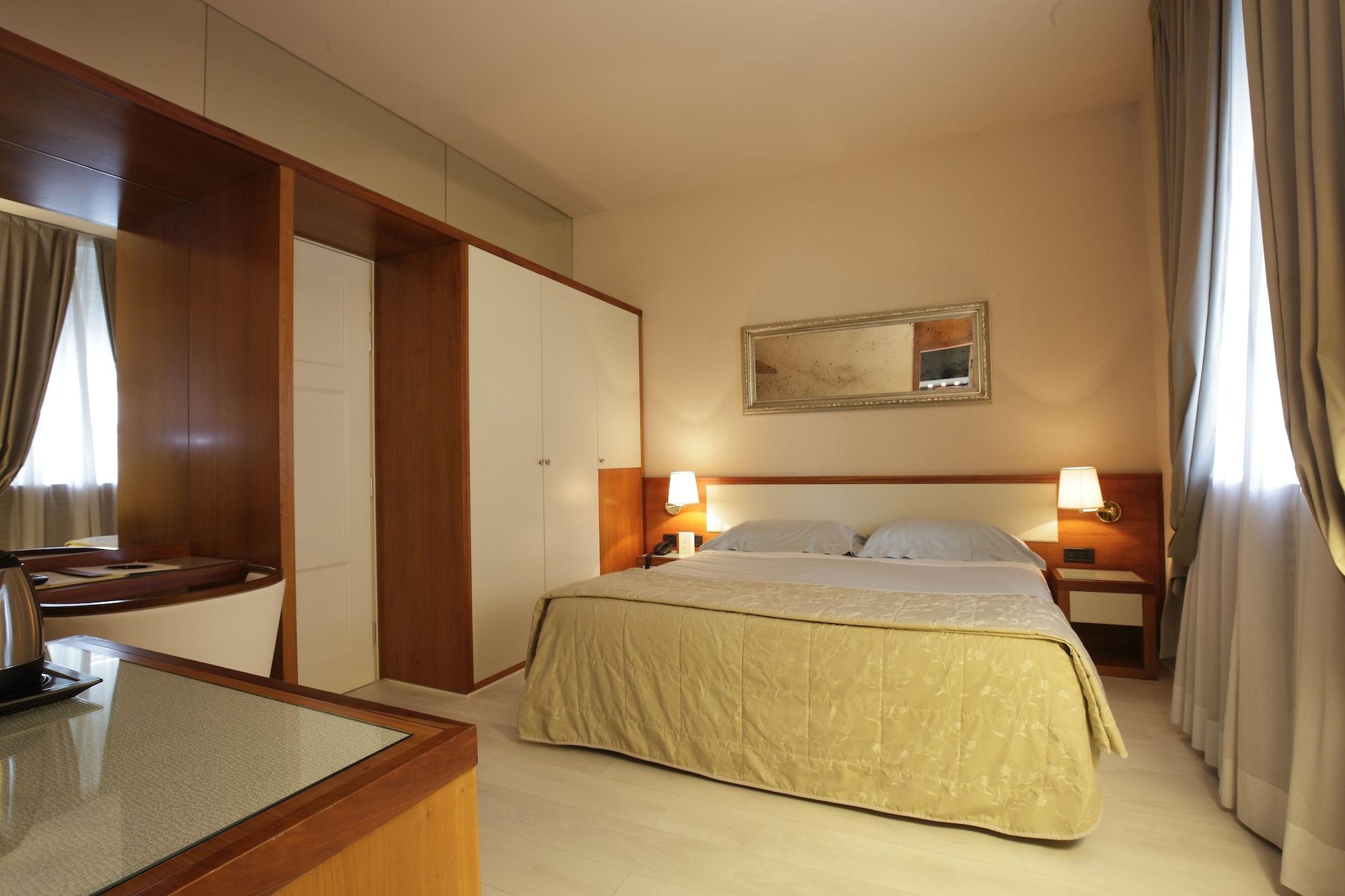 Albergo Celide ลุคคา ภายนอก รูปภาพ
