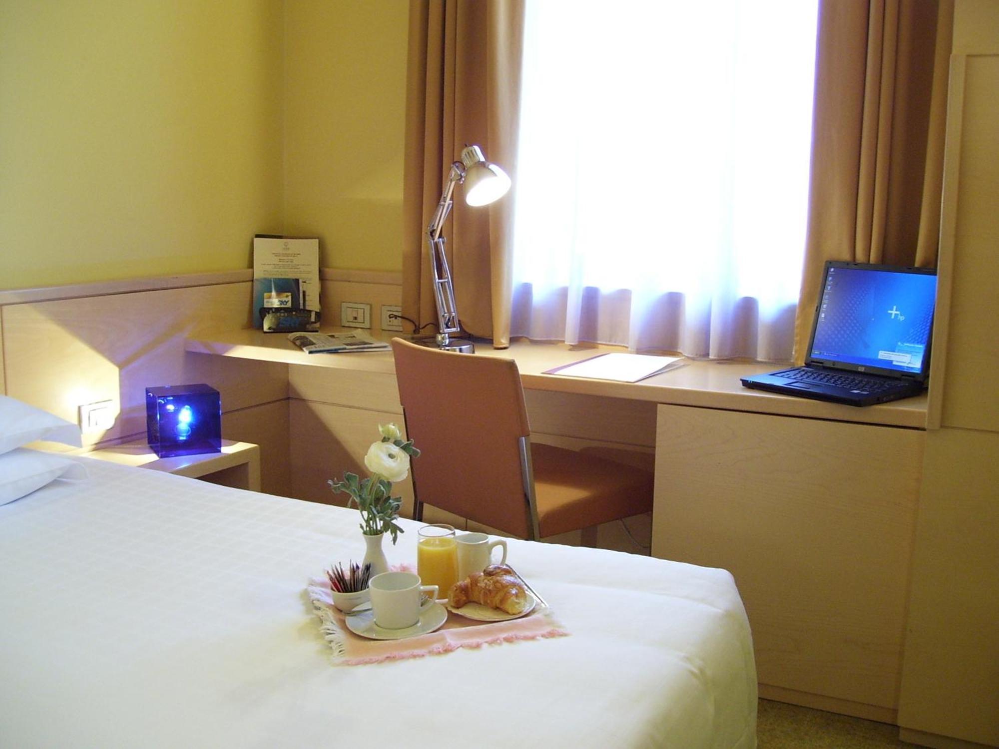 Albergo Celide ลุคคา ภายนอก รูปภาพ