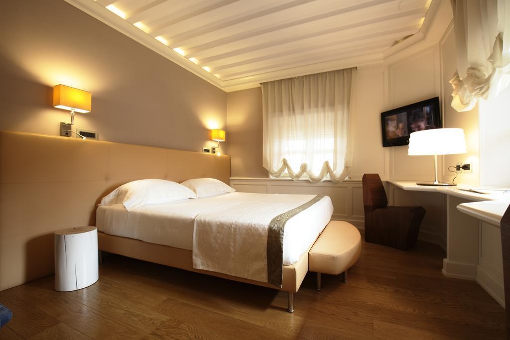 Albergo Celide ลุคคา ภายนอก รูปภาพ