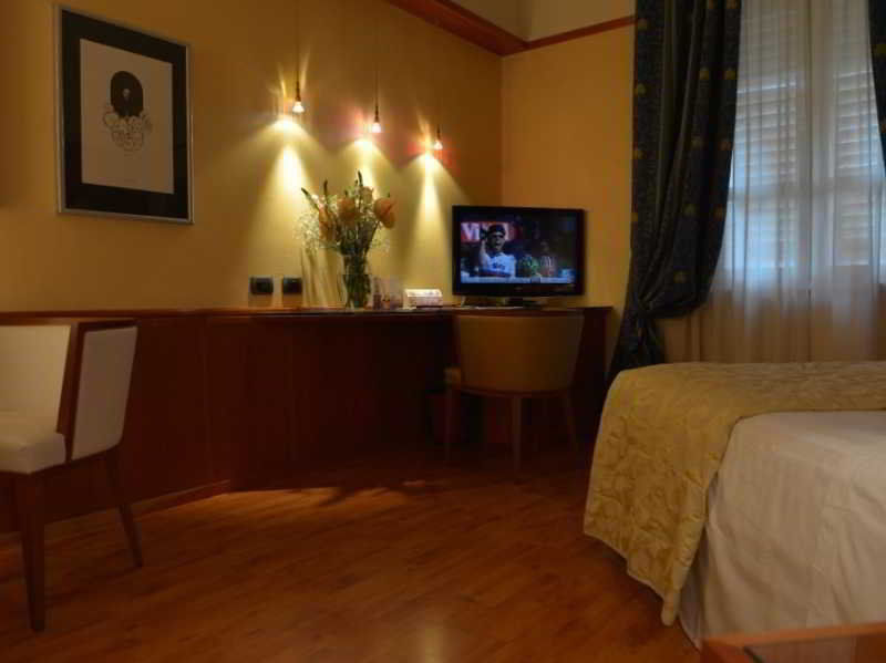 Albergo Celide ลุคคา ภายนอก รูปภาพ