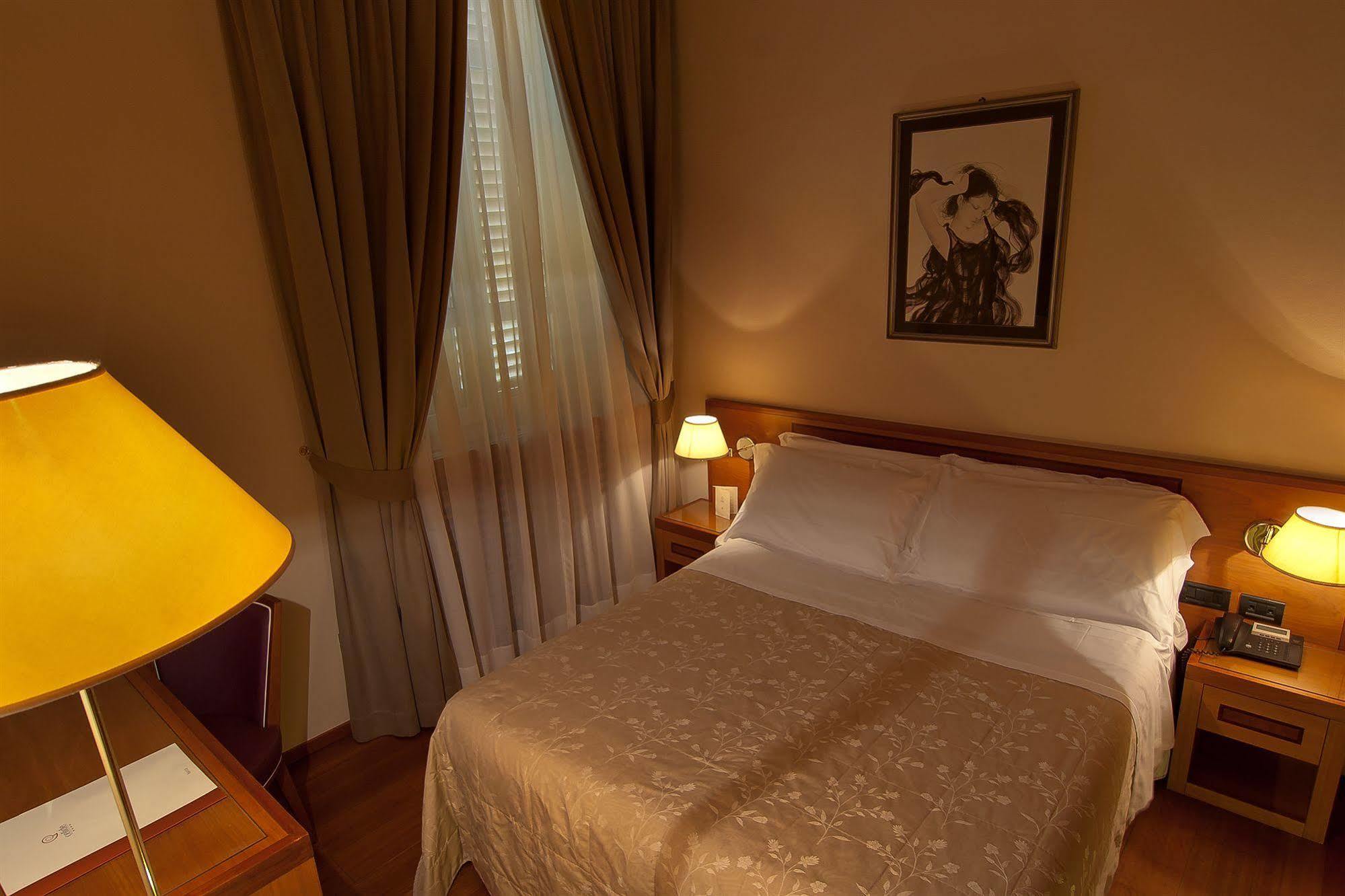 Albergo Celide ลุคคา ภายนอก รูปภาพ