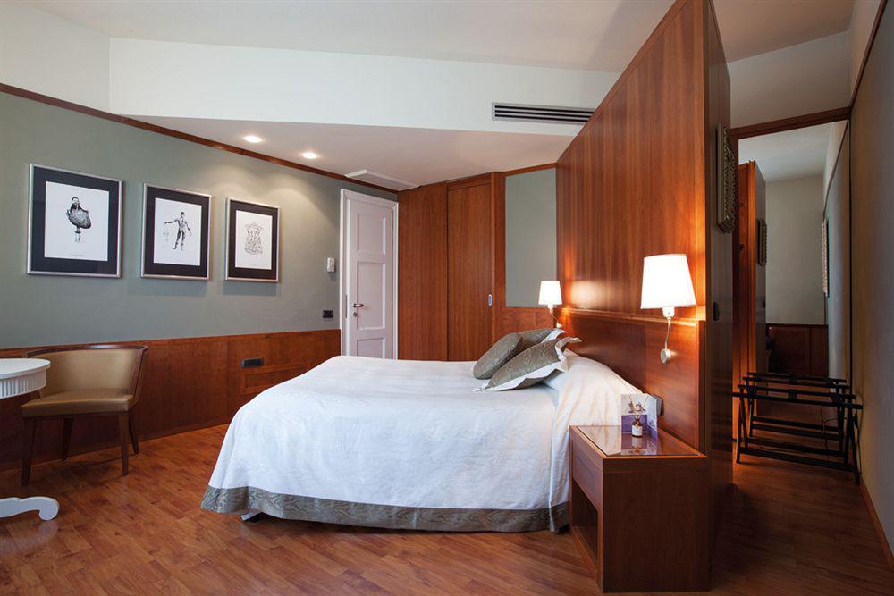 Albergo Celide ลุคคา ภายนอก รูปภาพ